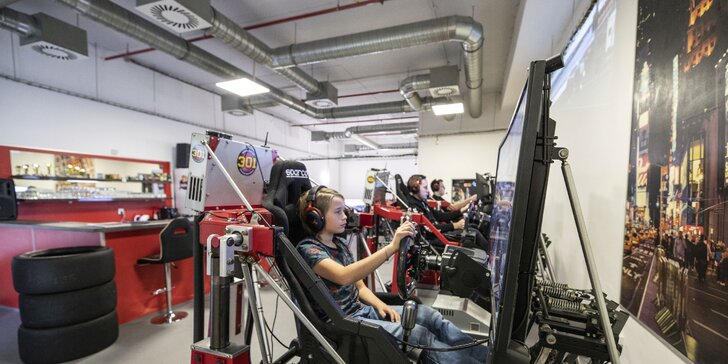 Vstup na pohyblivé závodní simulátory v unikátním racing centru pro 1–3 osoby