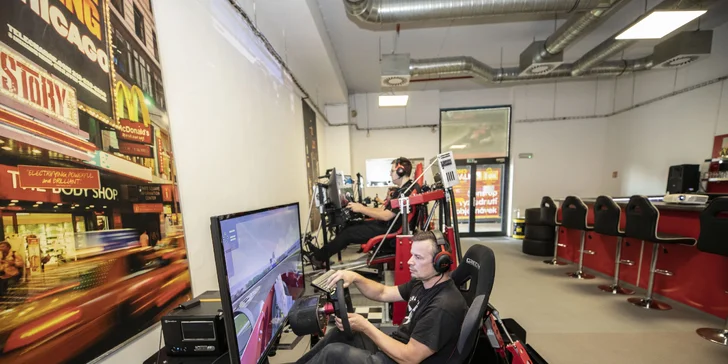 Vstup na pohyblivé závodní simulátory v unikátním racing centru pro 1–3 osoby