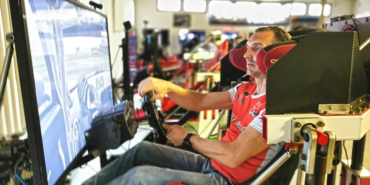Vstup na pohyblivé závodní simulátory v unikátním racing centru pro 1–3 os.