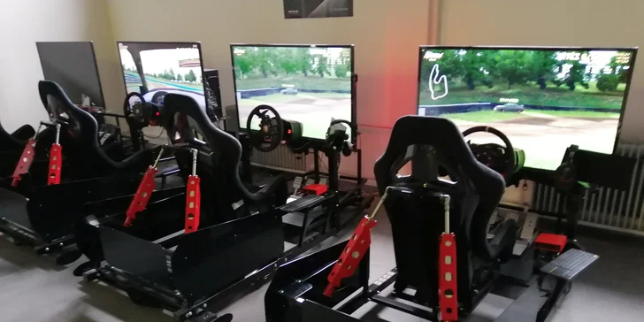 Vstup na pohyblivé závodní simulátory v unikátním racing centru pro 1–3 os.