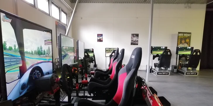 Vstup na pohyblivé závodní simulátory v unikátním racing centru pro 1–3 os.