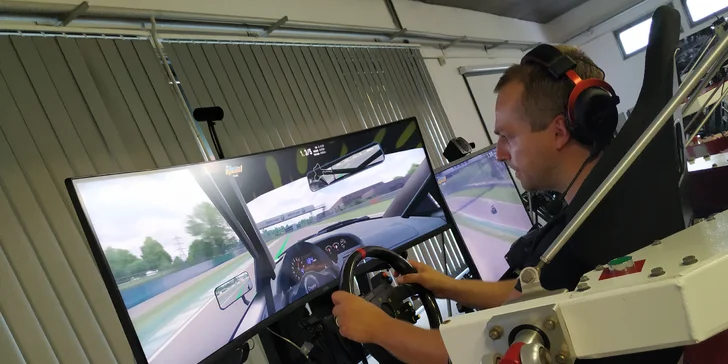 Vstup na pohyblivé závodní simulátory v unikátním racing centru pro 1–3 os.