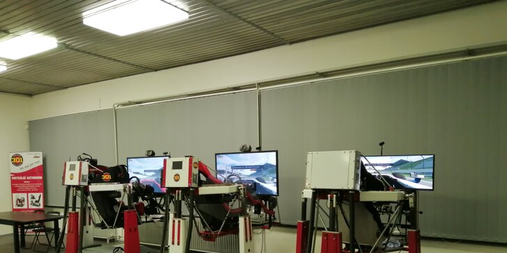 Vstup na pohyblivé závodní simulátory v unikátním racing centru pro 1–3 os.