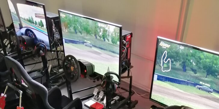 Vstup na pohyblivé závodní simulátory v unikátním racing centru pro 1–3 os.
