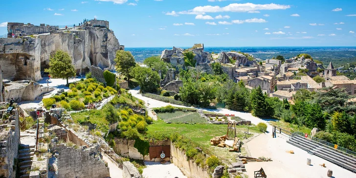 Poznejte historické klenoty Provence: antické památky, hrad na skále i papežský Avignon