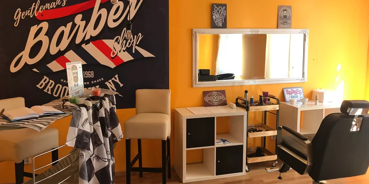 Balíček péče v barber shopu: střih vlasů, úprava obočí i vousů