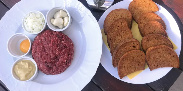 300 nebo 500g nenamíchaného tataráku a neomezené množství topinek