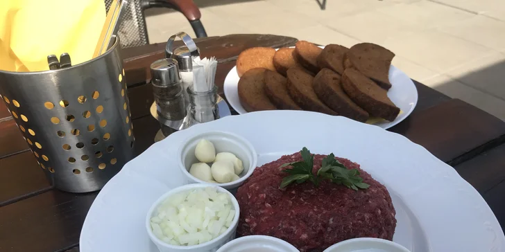 300 nebo 500g nenamíchaného tataráku a neomezené množství topinek