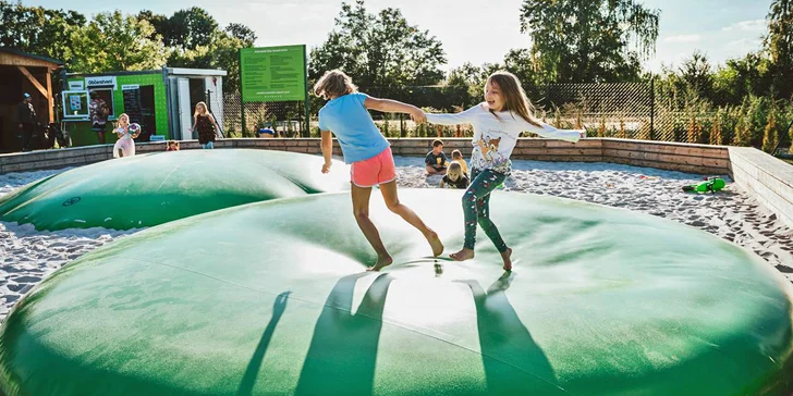 Zábava a studený mls v Dolních Chabrech: celodenní vstup na trampolíny a točená zmrzlina či džus