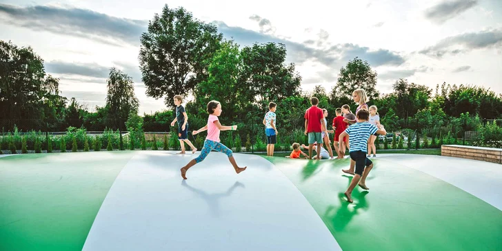 Zábava v Dolních Chabrech: celodenní vstup na trampolíny a džus