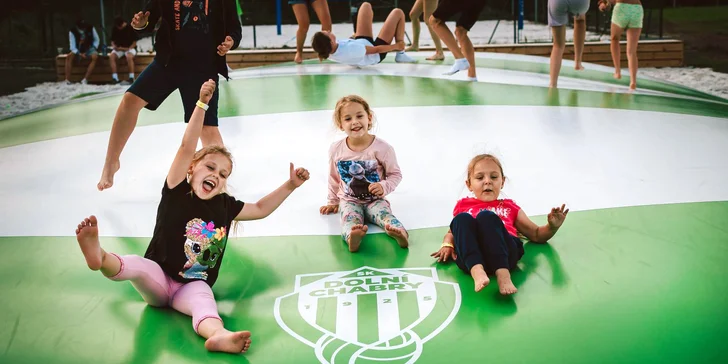 Zábava a studený mls v Dolních Chabrech: celodenní vstup na trampolíny a točená zmrzlina či džus