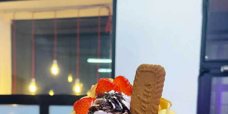 Sestavte si vlastní vafli s pořádnou porcí šlehačky, ovoce a dalších dobrot