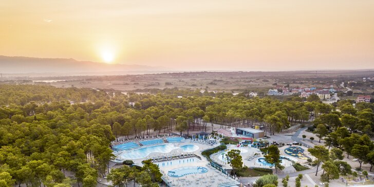 Resort v chorvatském Zatonu: glampingový stan či mobilhome až pro 6 os., 400 m na pláž, bazény a zábava