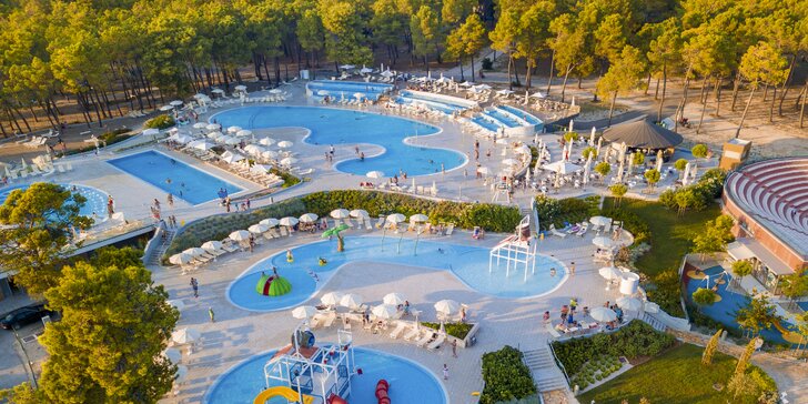 Resort v chorvatském Zatonu: glampingový stan či mobilhome až pro 6 os., 400 m na pláž, bazény a zábava