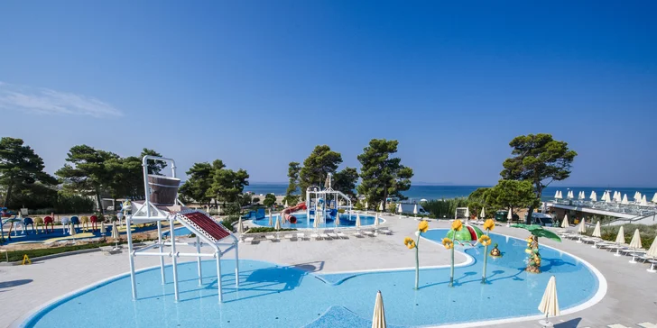 Resort v chorvatském Zatonu: mobilhome až pro 7 os., 400 m na pláž, bazény a zábava, možnost polopenze