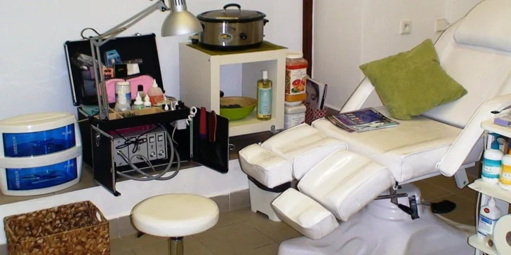 Kombinovaná citrusová SPA pedikúra s masážemi nohou vč. lakování