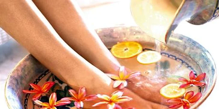 Mokrá či SPA pedikúra: Odpočinek a osvěžení pro unavené nohy