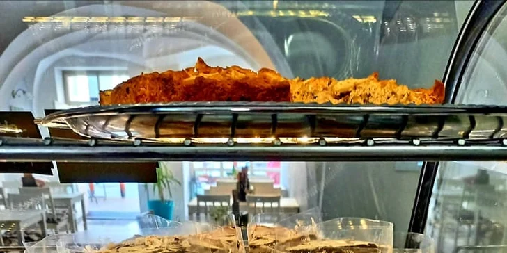Otevřený voucher v hodnotě 250–1000 Kč na veškeré jídlo i pití v Mama's Café & Bistro