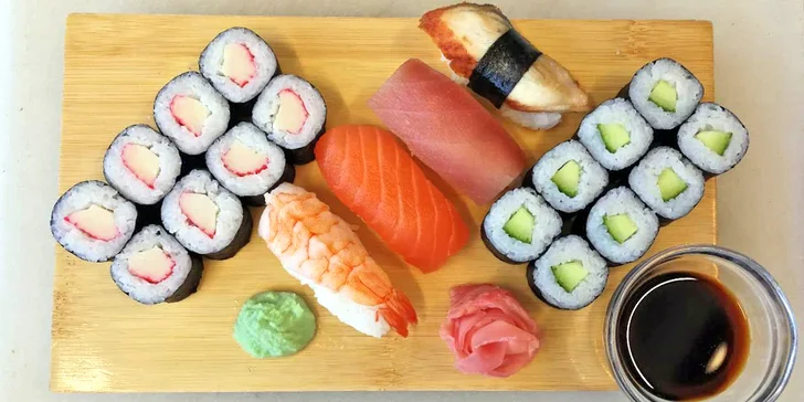 Pestré sushi sety a výhled na Olomouc z 18. patra budovy RCO
