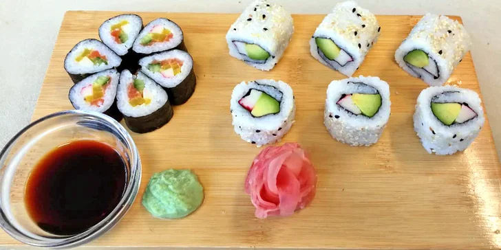 Pestré sushi sety a výhled na Olomouc z 18. patra budovy RCO