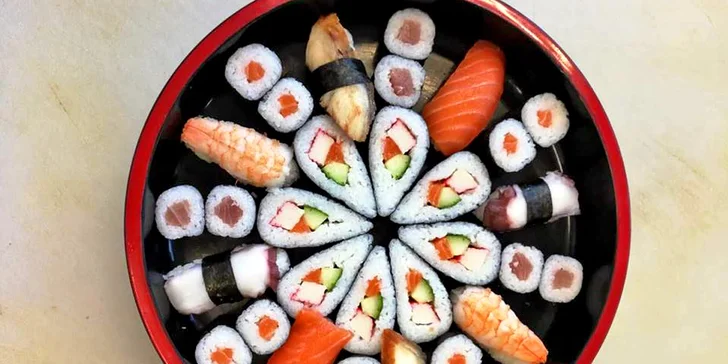 Pestré sushi sety a výhled na Olomouc z 18. patra budovy RCO