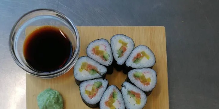 Pestré sushi sety a výhled na Olomouc z 18. patra budovy RCO