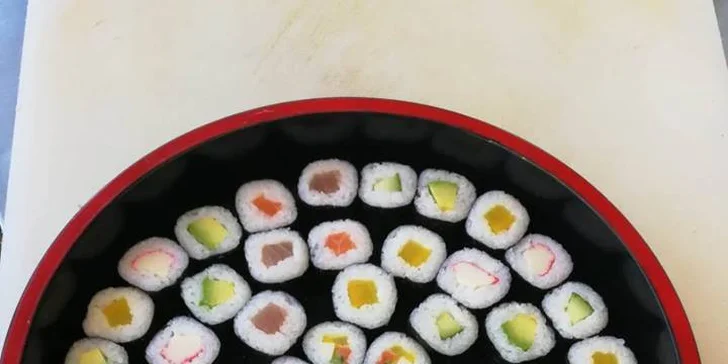 Pestré sushi sety a výhled na Olomouc z 18. patra budovy RCO