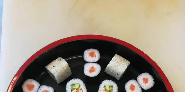 Pestré sushi sety a výhled na Olomouc z 18. patra budovy RCO