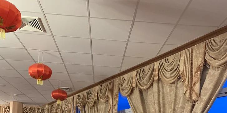 Pestré sushi sety a výhled na Olomouc z 18. patra budovy RCO