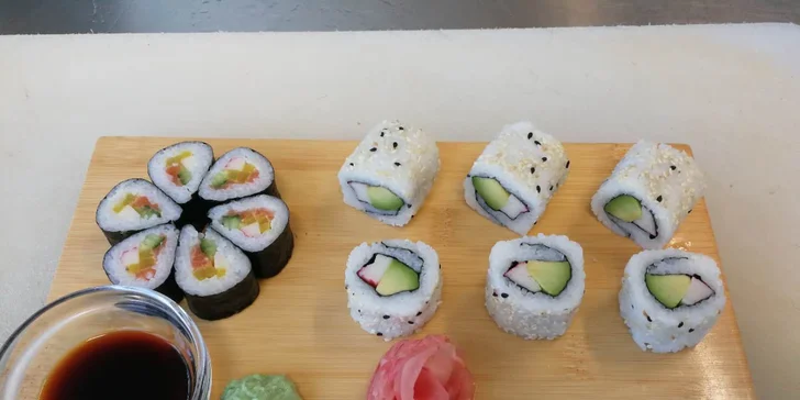Pestré sushi sety a výhled na Olomouc z 18. patra budovy RCO