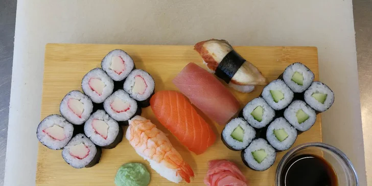 Pestré sushi sety a výhled na Olomouc z 18. patra budovy RCO