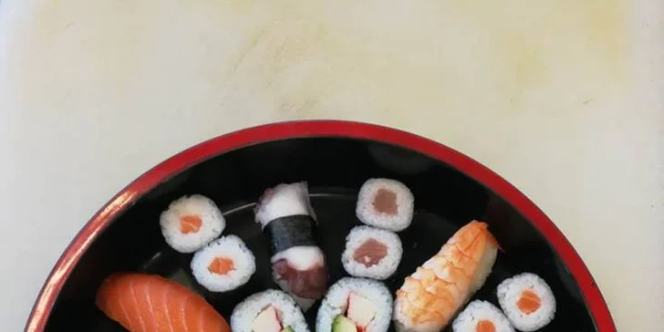 Pestré sushi sety a výhled na Olomouc z 18. patra budovy RCO