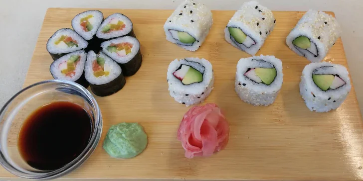 Pestré sushi sety a výhled na Olomouc z 18. patra budovy RCO