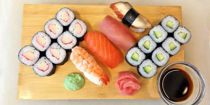 Pestré sushi sety a výhled na Olomouc z 18. patra budovy RCO