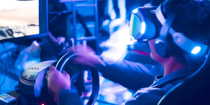 Závodění na simulátoru i s virtuální realitou: až 180 min. pro 1–2 hráče
