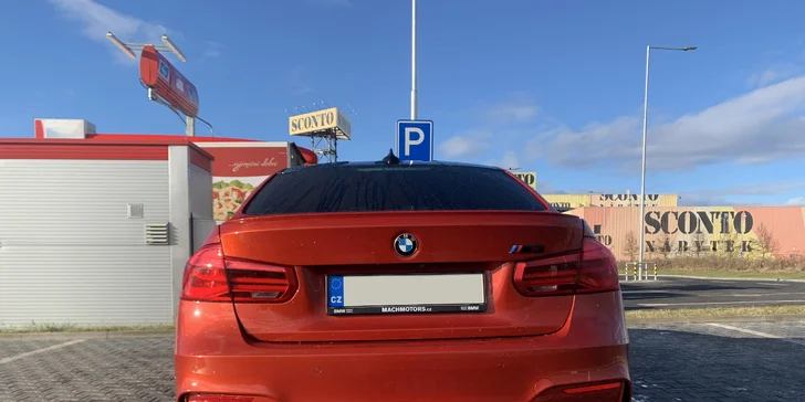 BMW M3 Competition: spolujízda i řízení na letištní dráze