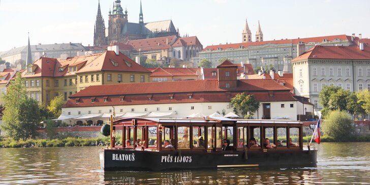 Vyhlídková plavba Pražskými Benátkami a vstup do Muzea Karlova mostu ve dnech pondělí–čtvrtek