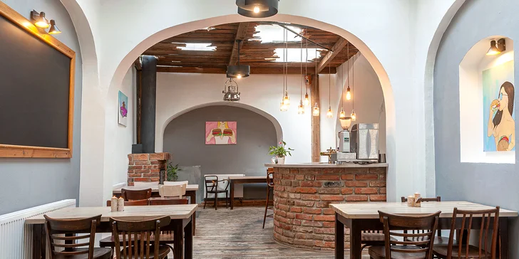 Americká hostina pro 2 či 4 osoby: křídla, žebra, burgery, stripsy, hranolky a k tomu dipy