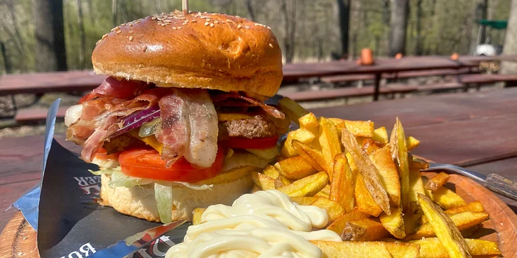 Burger podle výběru z 5 nových druhů, hranolky a salát Coleslaw pro 1 nebo 2 osoby