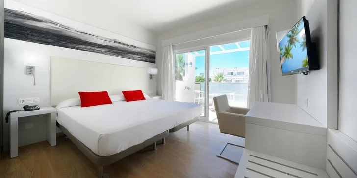 Na ostrov Lanzarote vás letecky vyšle CK Čedok, která vám kromě letenky zajistí i ubytování v krásném hotelu Aequora Lanzarote Suites 4*, který stojí jen 300 m od pláže. 