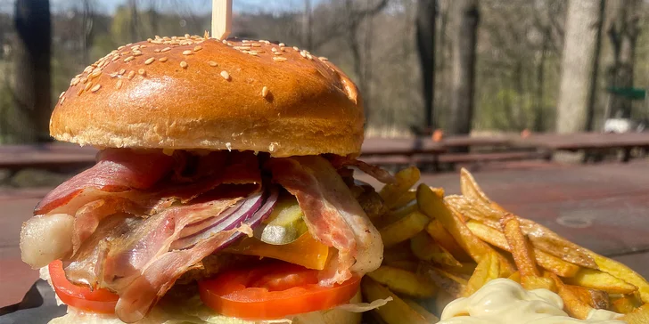 Burger podle výběru z 5 nových druhů, hranolky a salát Coleslaw pro 1 nebo 2 osoby