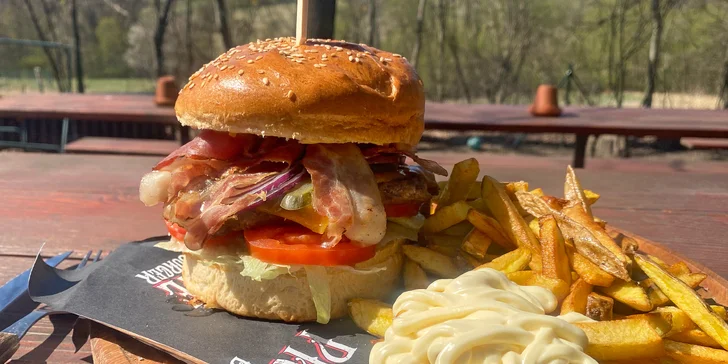 Burger podle výběru z 5 nových druhů, hranolky a salát Coleslaw pro 1 nebo 2 osoby