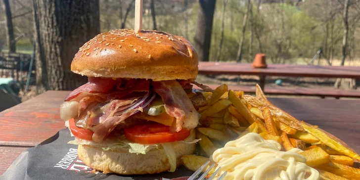 Burger podle výběru z 5 nových druhů, hranolky a salát Coleslaw pro 1 nebo 2 osoby