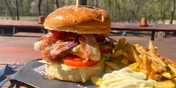 Burger podle výběru z 5 nových druhů, hranolky a salát Coleslaw pro 1 nebo 2 osoby