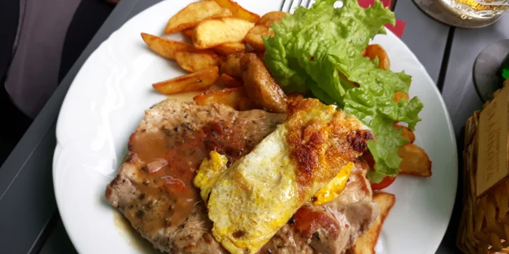 Hollywood menu pro dva: steak, americké brambory a palačinky s kávou