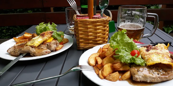 Hollywood menu pro dva: steak, americké brambory a palačinky s kávou