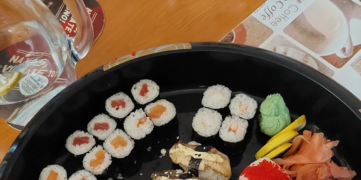 Sushi sety: 24 nebo 36 rolek s lososem, avokádem, chobotnicí i mořským úhořem