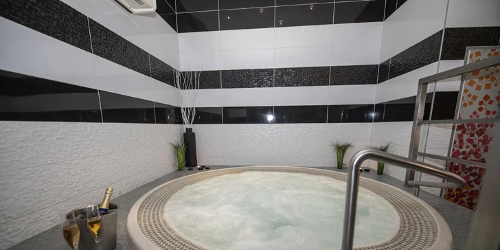 Romantický wellness balíček podle výběru: 120 min. privátního relaxu i se sektem