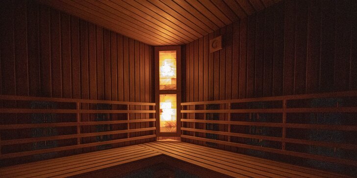 Až 90 minut relaxace ve veřejném wellness: vířivka a finská, parní i aroma sauna