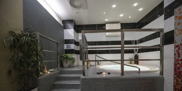 Romantický wellness balíček podle výběru: 120 min. privátního relaxu i se sektem